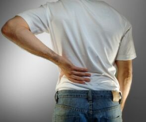 Schmerzen im unteren Rücken sind ein Symptom einer Osteochondrose