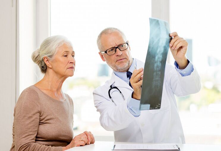 Der Arzt stellt bei einem Patienten mittels Röntgen eine zervikale Osteochondrose fest